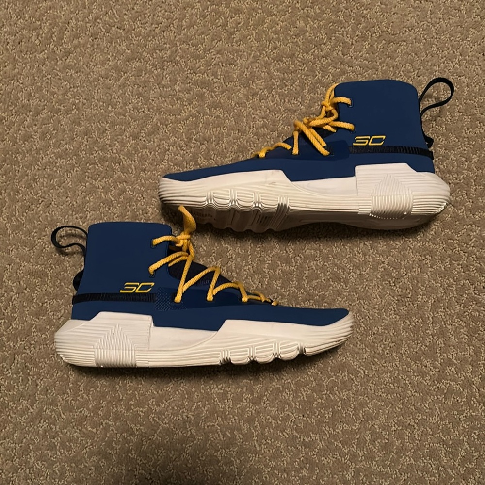 Under Armour Boys Basketball Shoe size 5Y